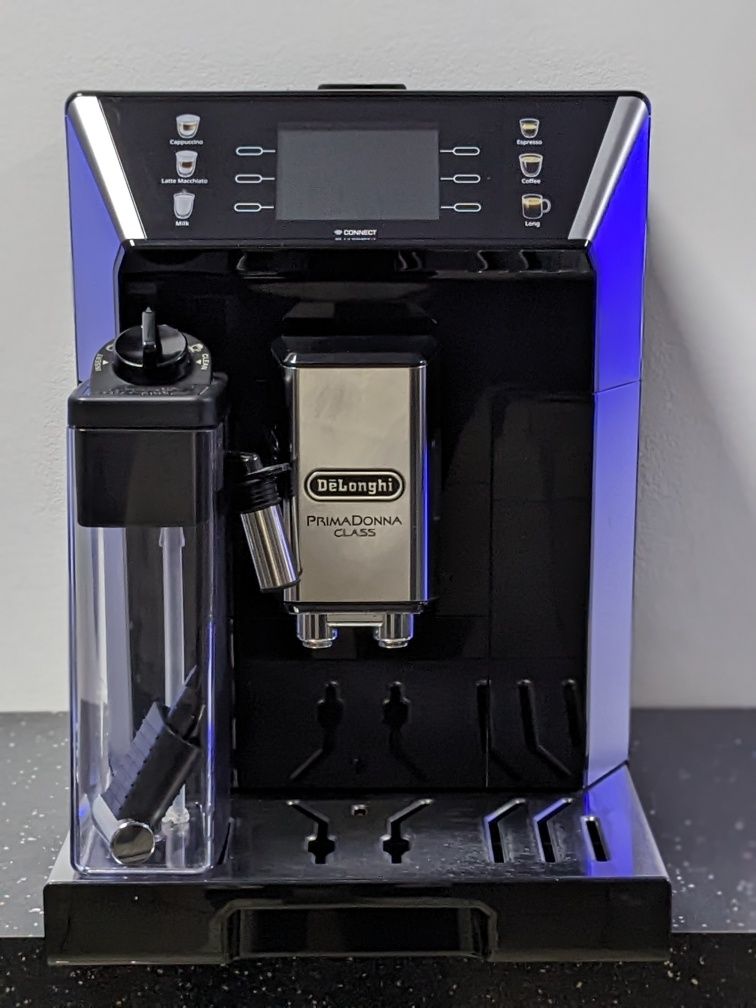 Продам кавоварку кофемашину кофеварку DeLonghi PrimaDonna Class