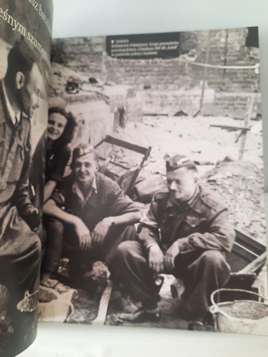 Opasły Album o powstaniu warszawskim