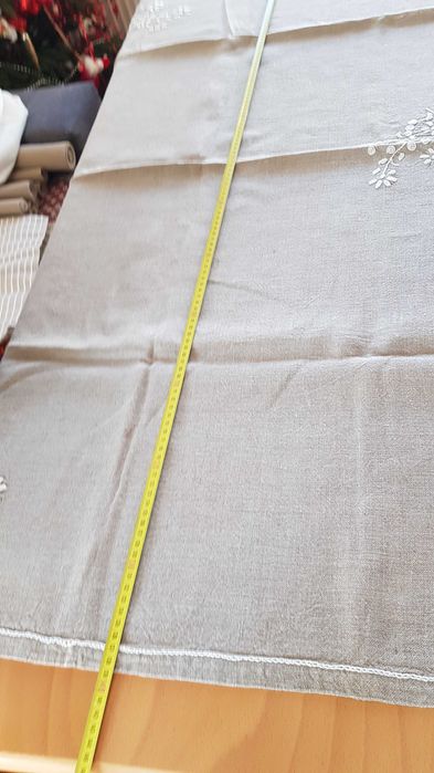 Lniany obrus i sześć serwetek ręcznie haftowany