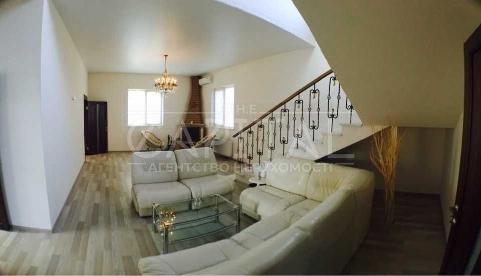 ОРЕНДА Великий сімейний будинок з терасою та камінном поруч із метро!