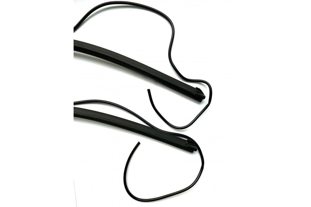 Комплект щіток склоочисника (бескаркасні, з розпилювачем, 700мм + 650м