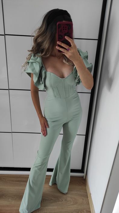 Szałwiowy kombinezon z ozdobnymi rękawami