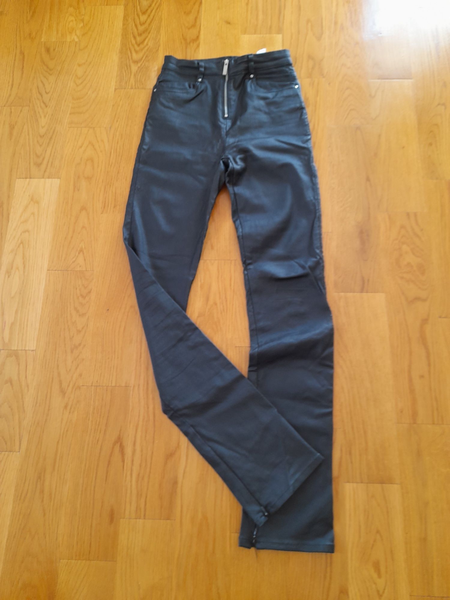 Spodnie czarne Sinsay ekoskora/woskowane r.S