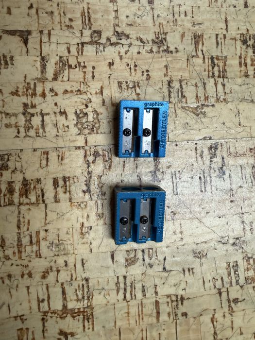 Zestaw dwóch metalowych temperówek niebieski