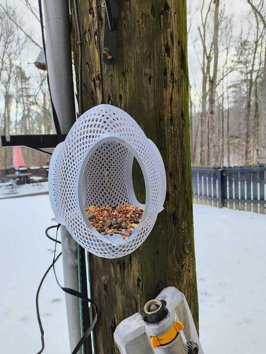 Зручна у сильному дизайні годівниці для птахів.