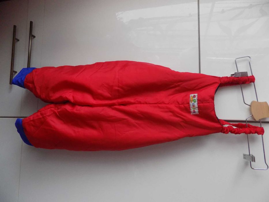 Urokliwe  spodnie wysokie na sanki  na szelkach  czerwone roz. 98