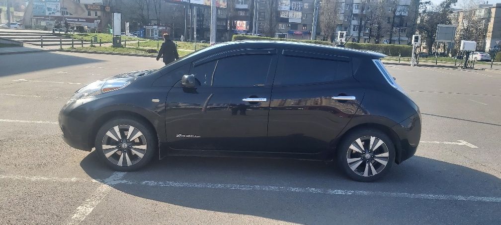Продам ниссан леаф