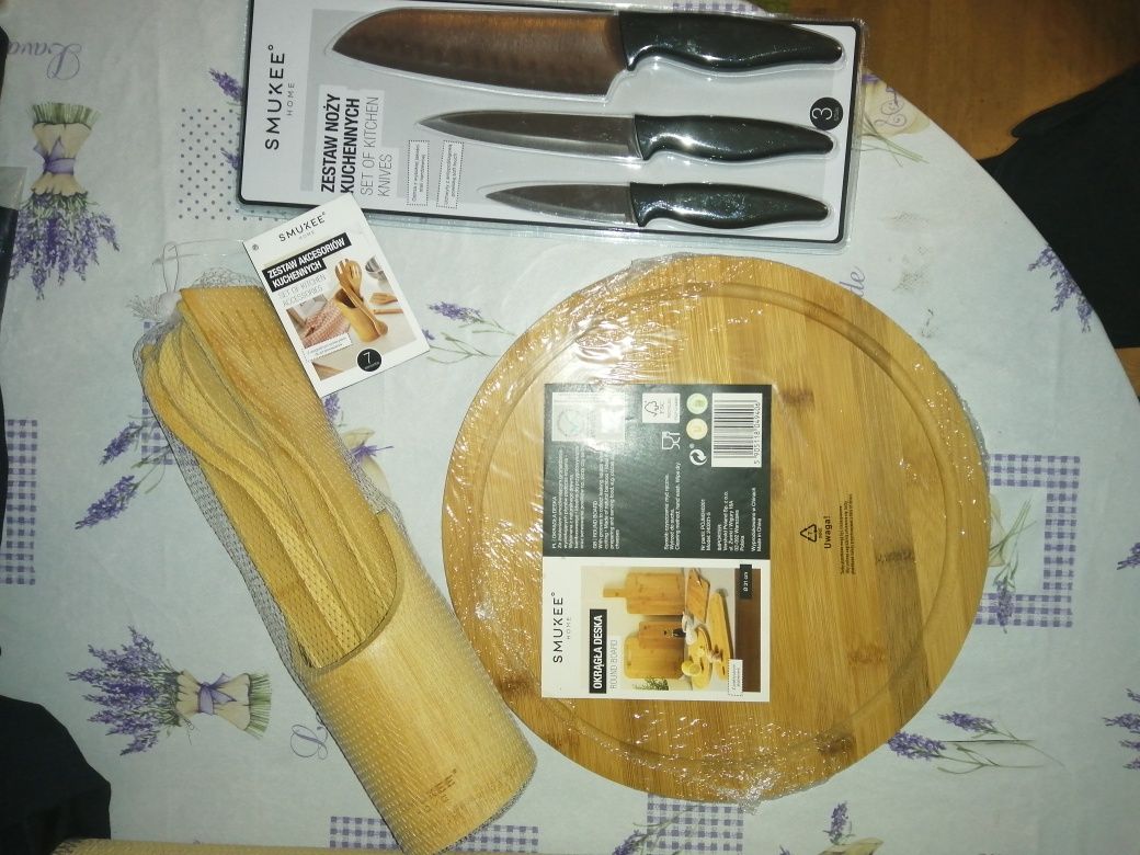Zestaw akcesoriów kuchennych deska noże oraz łyżki bambusowe