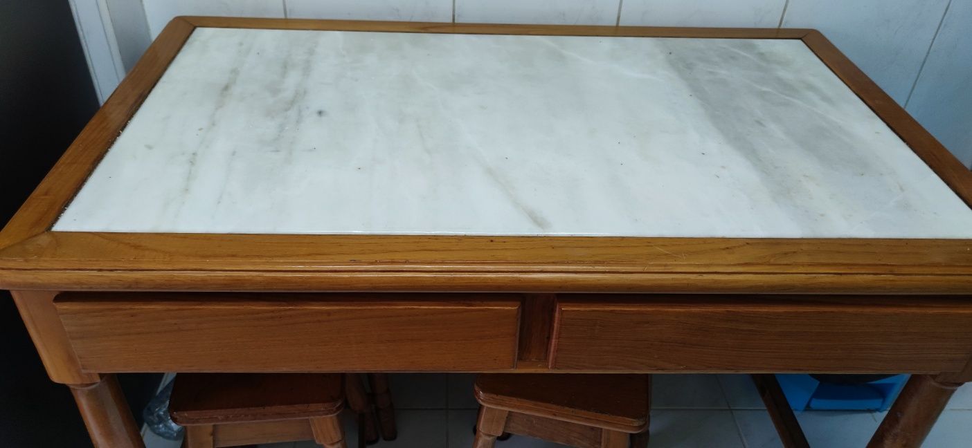 Mesa de cozinha com tampo em mármore