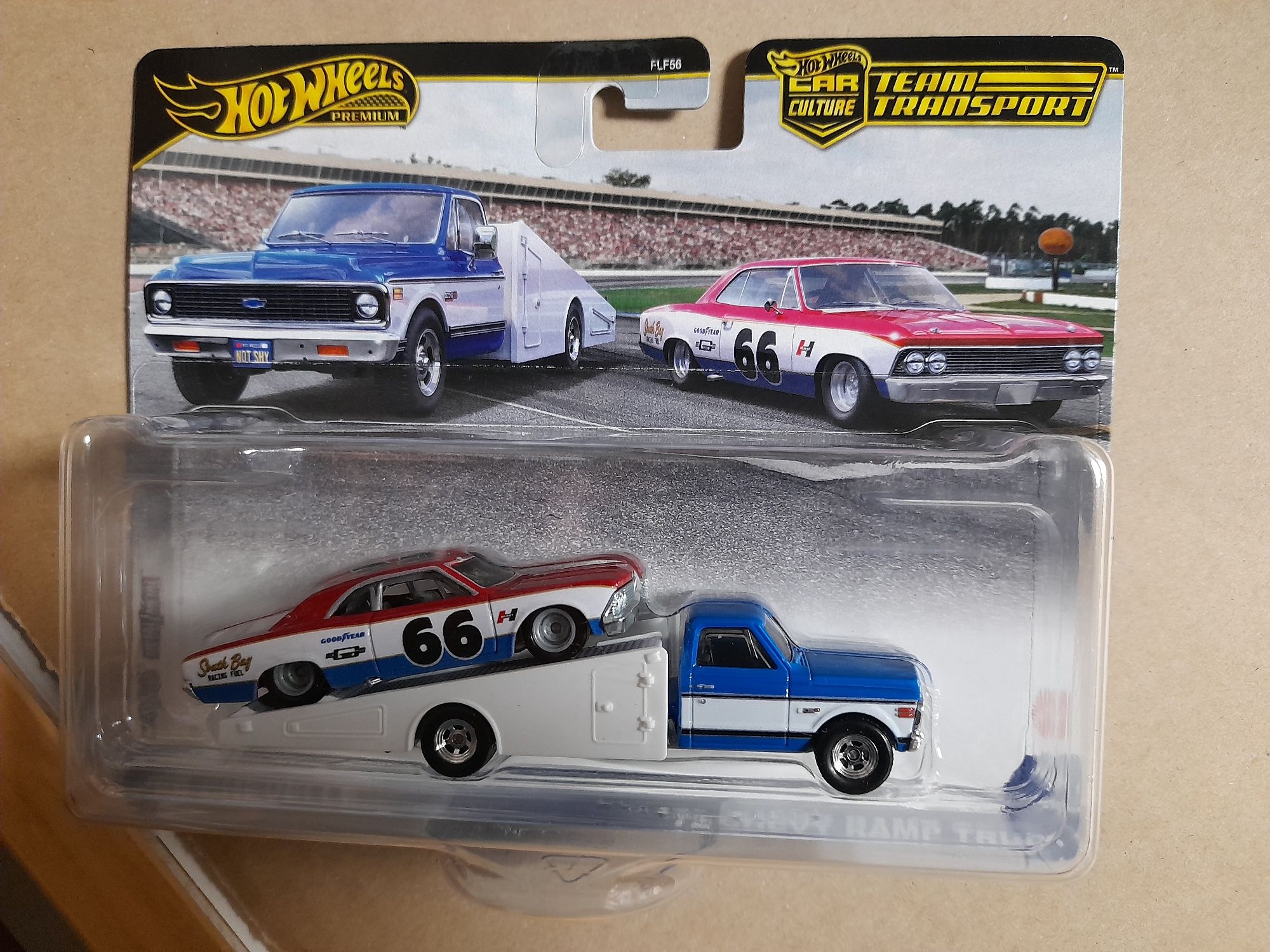 Hot Wheels Team Transport HRV40 '66 CHEVELLE & '72 CHEVY RAMP TRUCK