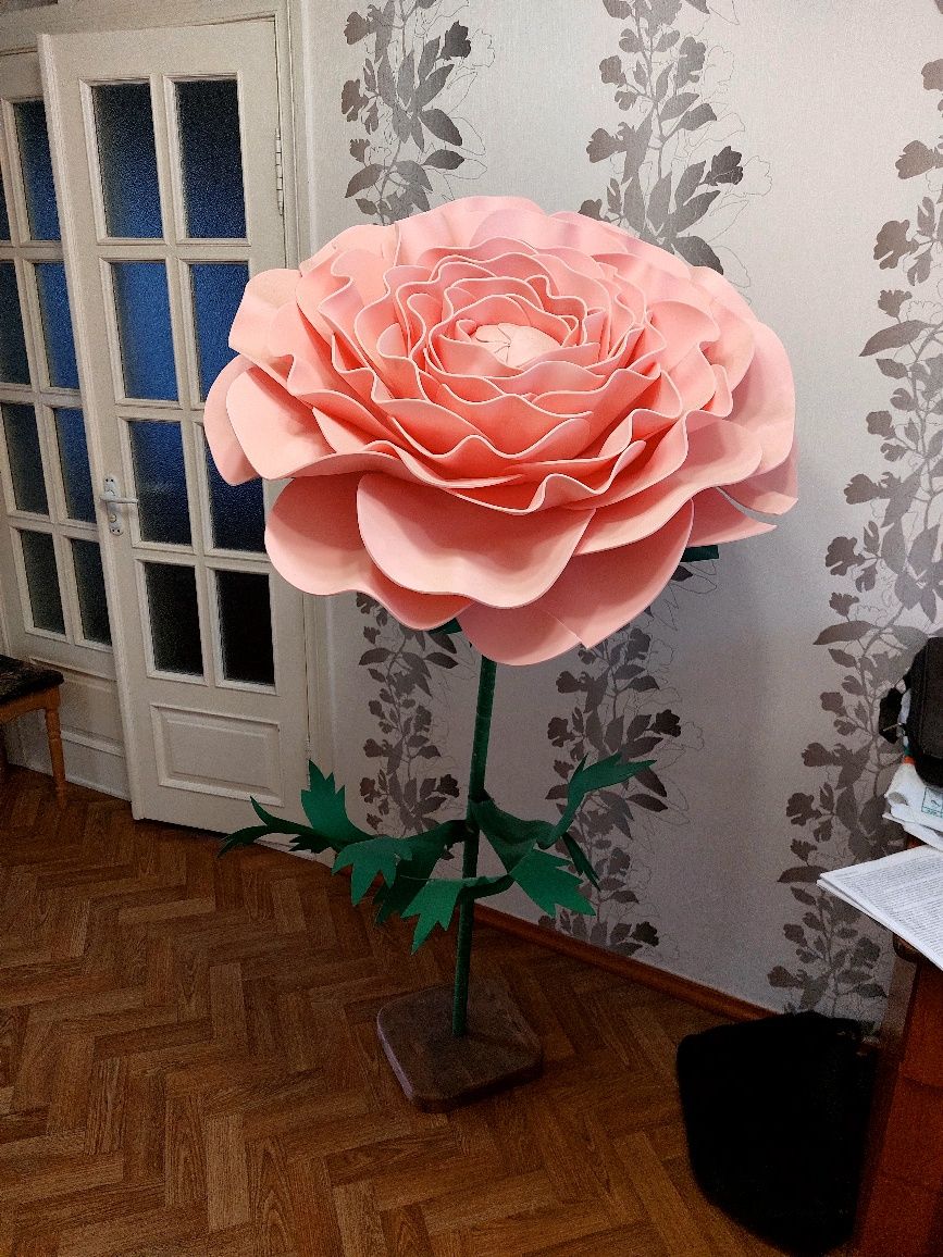 Искусственный цветок высотой 165 см.