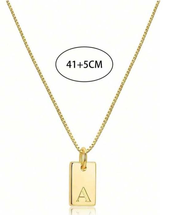 fio dourado com pendente letra M e A
