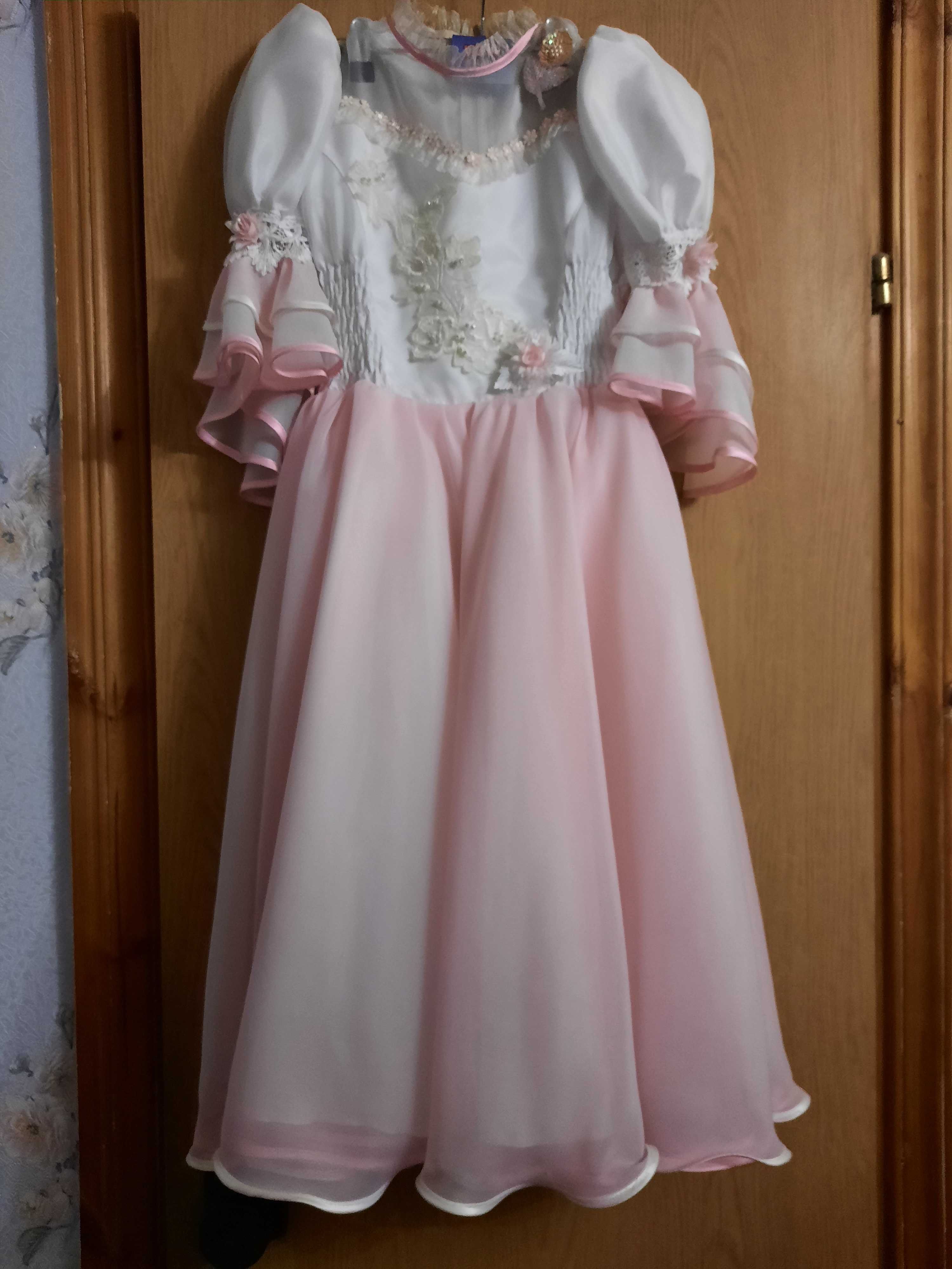 Платье нарядное  на девочку 6-8 лет