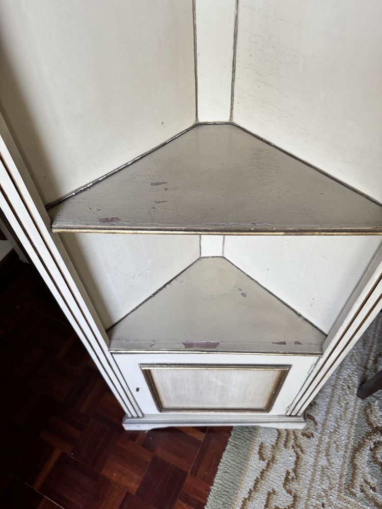 Armário de canto, pintado a bege com detalhes dourados