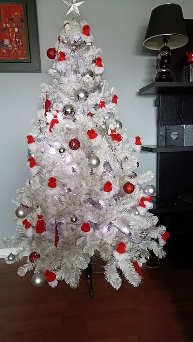 Árvore de Natal branca com oferta de série de luzes brancas