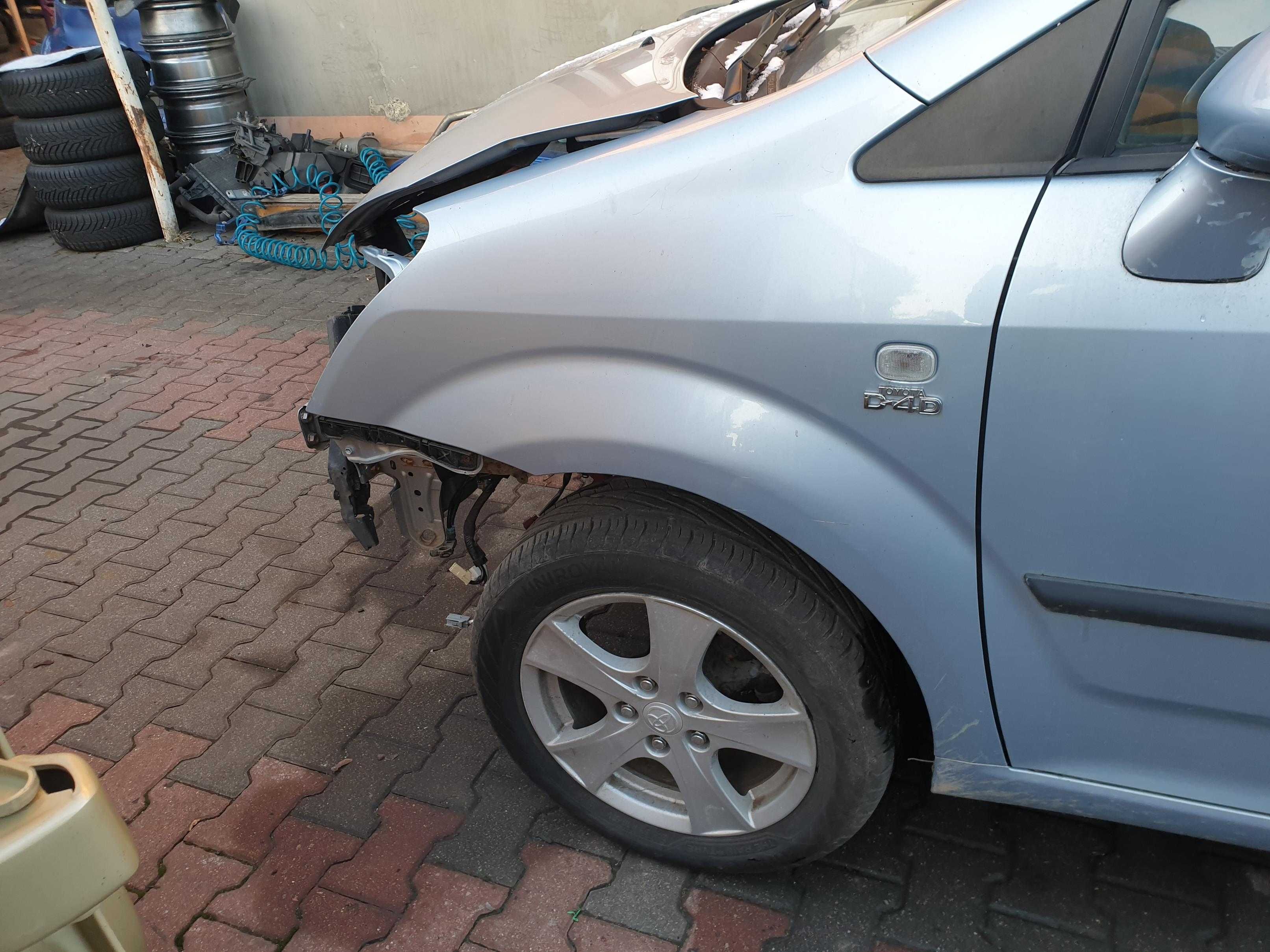 Toyota Corolla Verso II błotnik przedni lewy