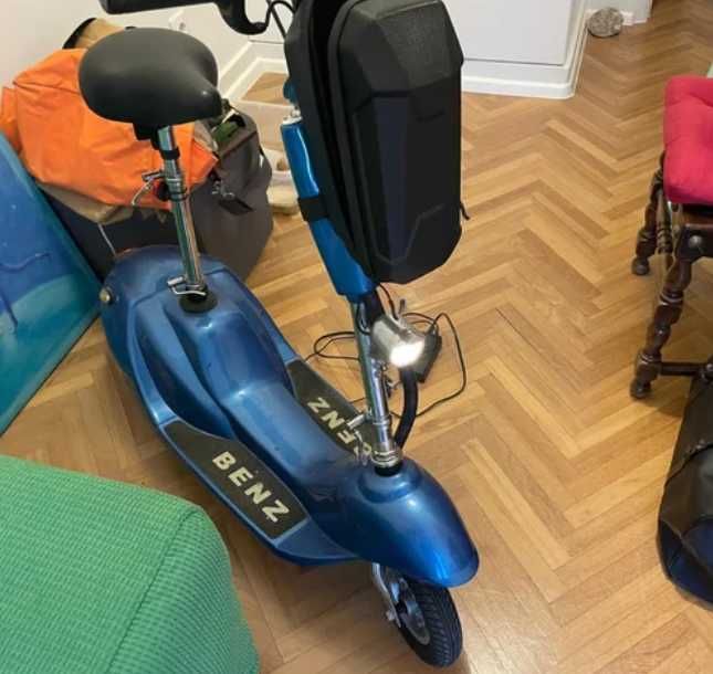 Trotinete/scooter elétrica com assento azul