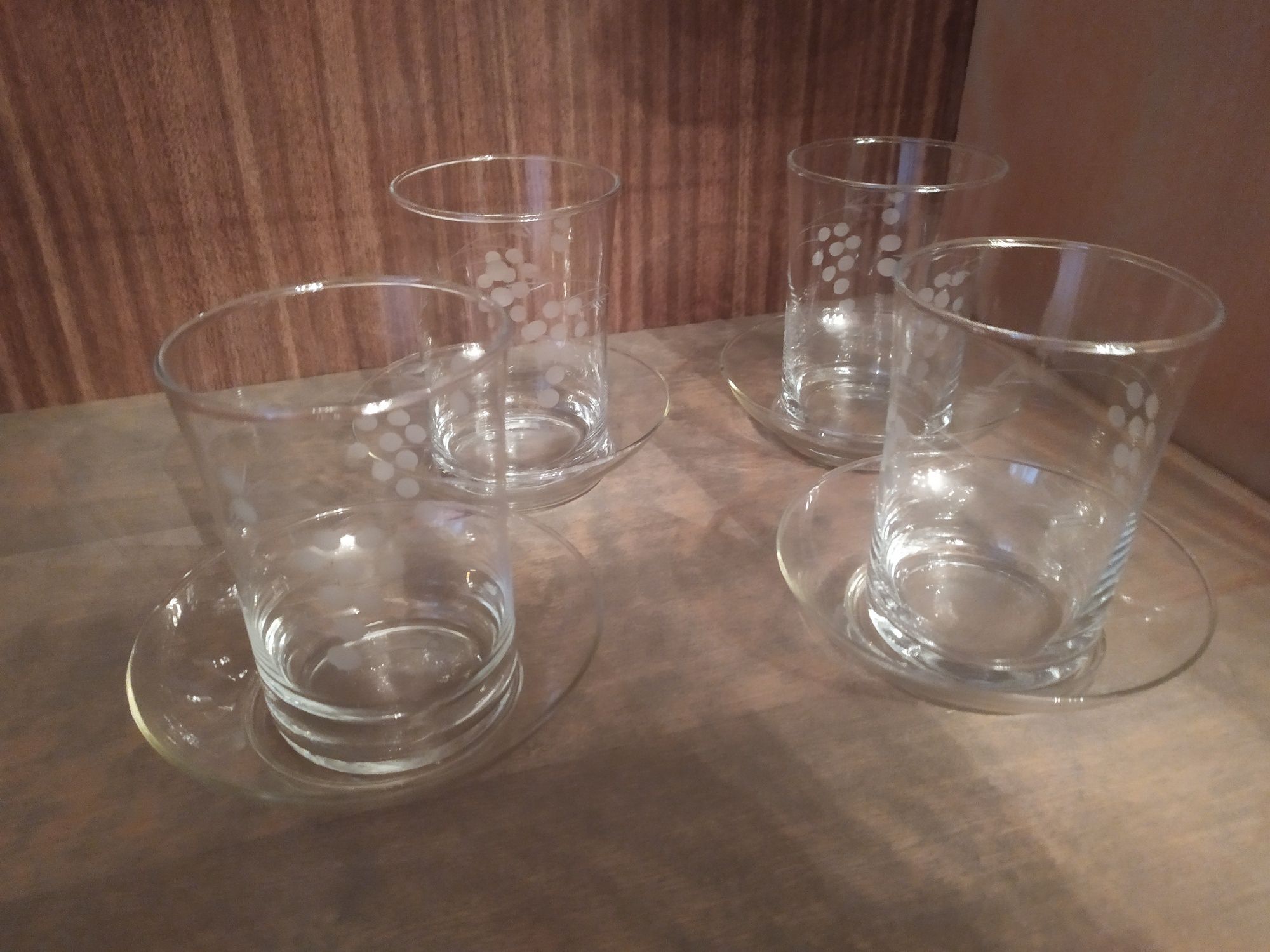 4 szklanki i 4 talerzyki zestaw