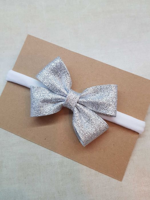 Biała opaska kokardka z srebrną błyszczącaą kokardką