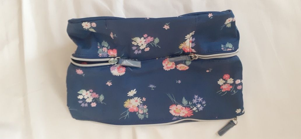 Nowa kosmetyczka z podwójnym dnem Cath Kidston