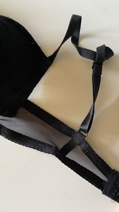 Biustonosz czarny w koronkę 65c