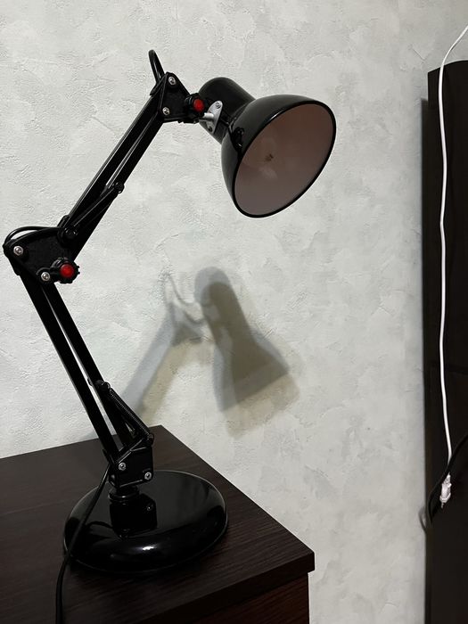 Настільна лампа на гнучкій ніжці (регульована)