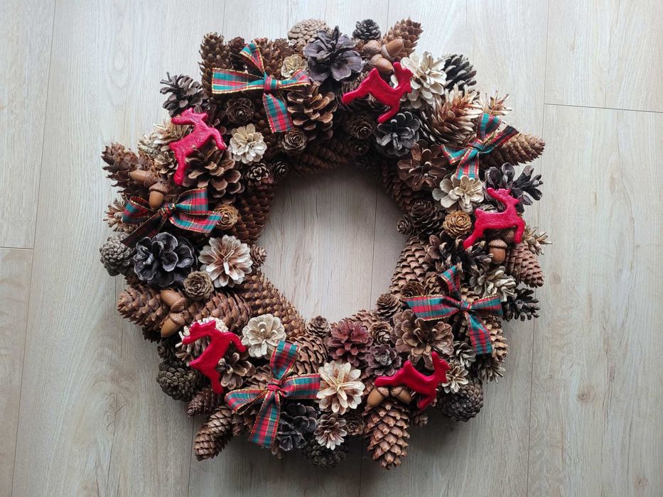 Bożonarodzeniowy wieniec z  szyszek na naturalnym podkładzie 50 cm