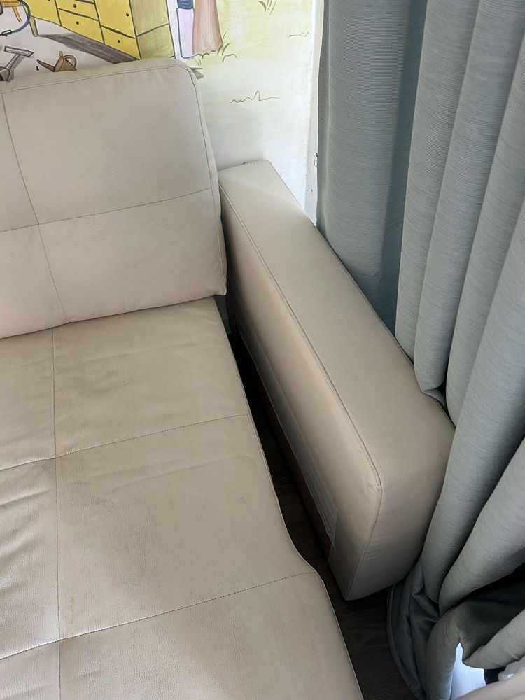Sofá-cama com chaise long branco (urgente)