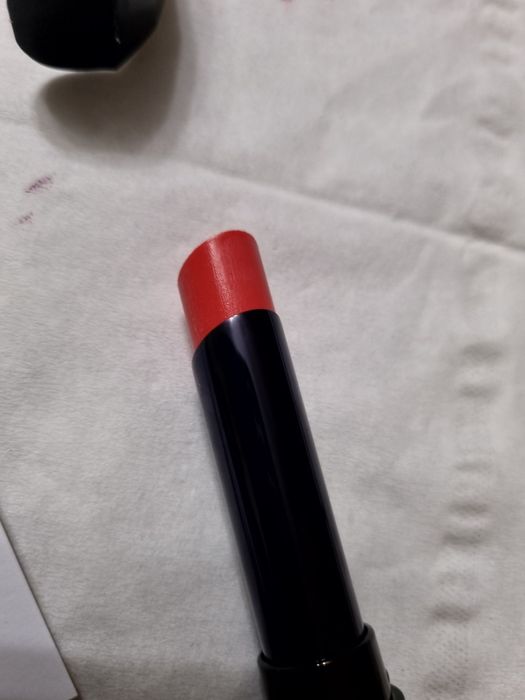Wyjątkowo nawilżająca szminka coral confetti