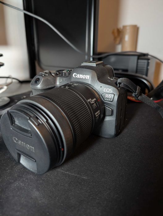 Vendo 2 câmeras: Canon R6 MKII e lente kit mais Canon R10 e lente kit