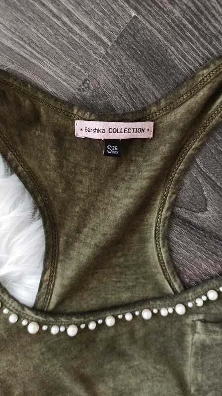 Top z perłami khaki S bluzka damska Bershka - sezon wiosna lato 2025