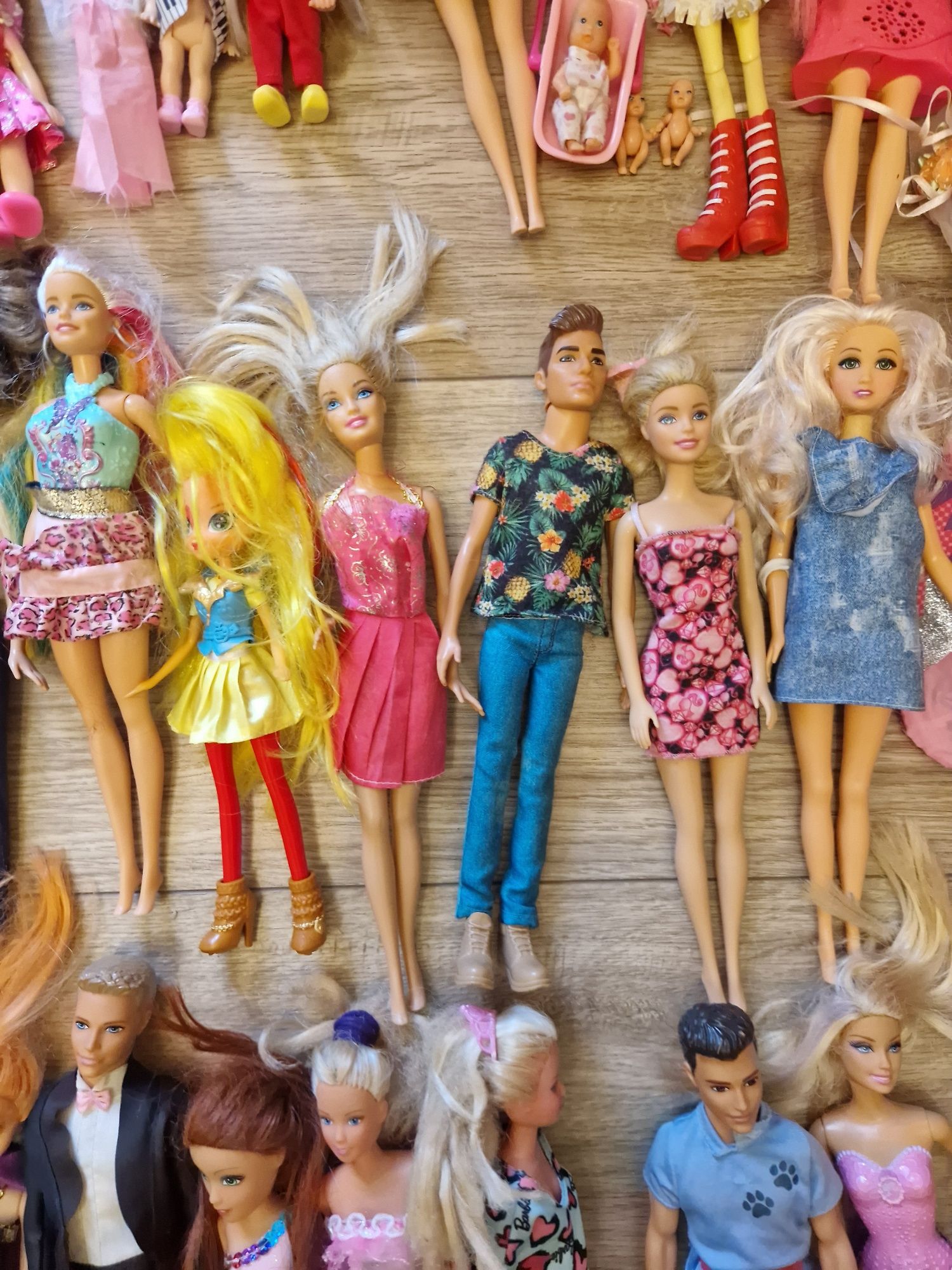 Zestaw lalek Barbie i innych + akcesoria gratis