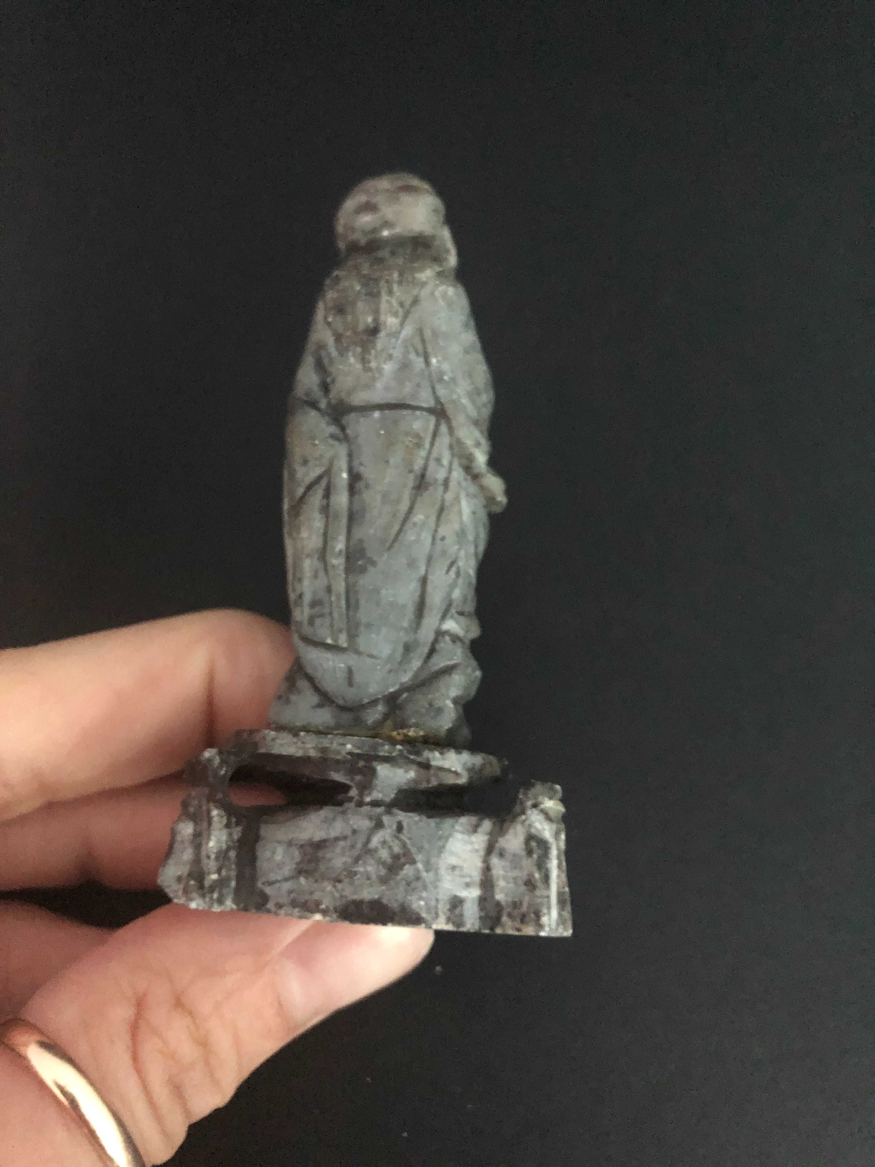 Pequena escultura em pedra sabão representando sábio Chinês