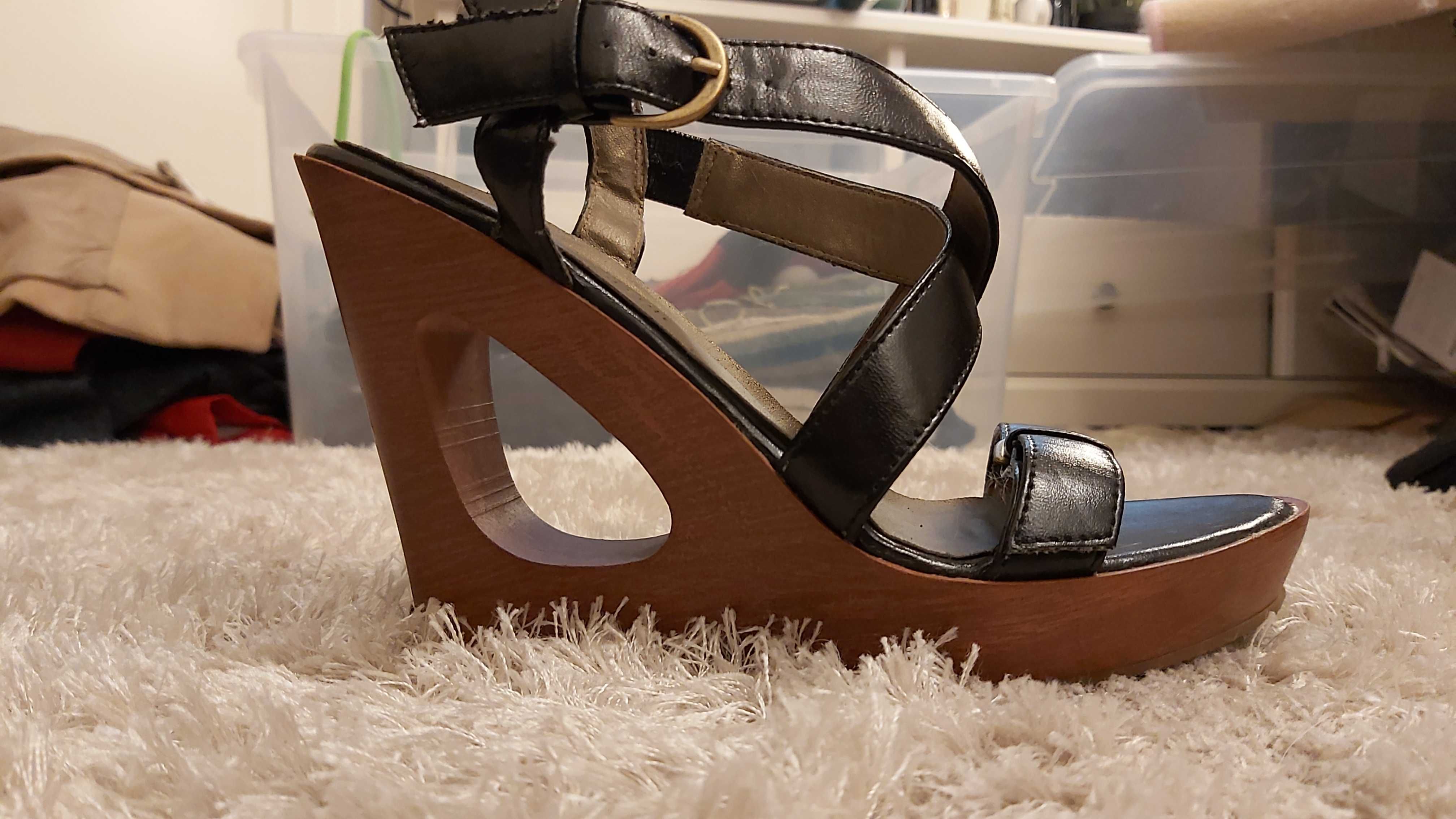 Buty na koturnie czarne 38 Clara Barson
