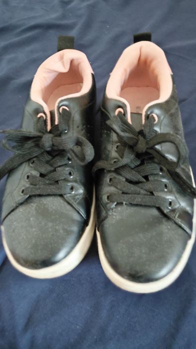 Tênis e sapatos pretos com fivela