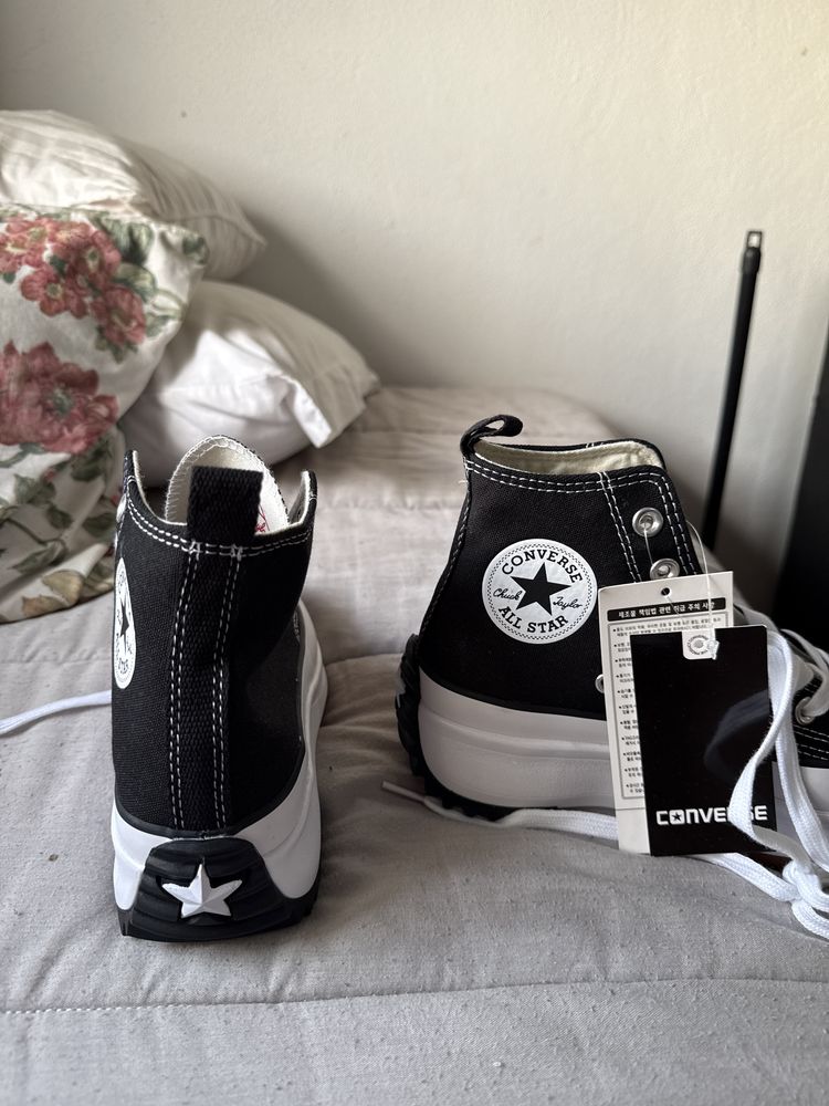 Um par de ténis converse all star