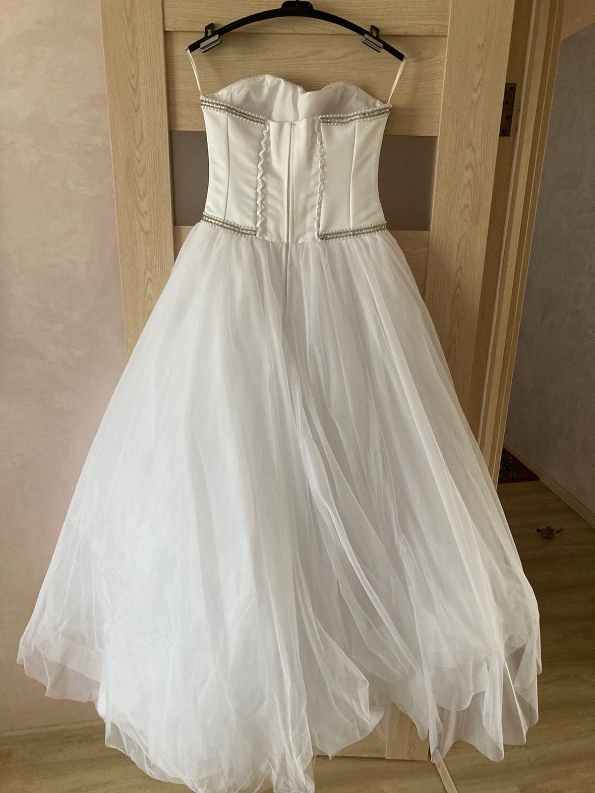 Весільна сукня, білого кольору з фатою та з чохлом для неї