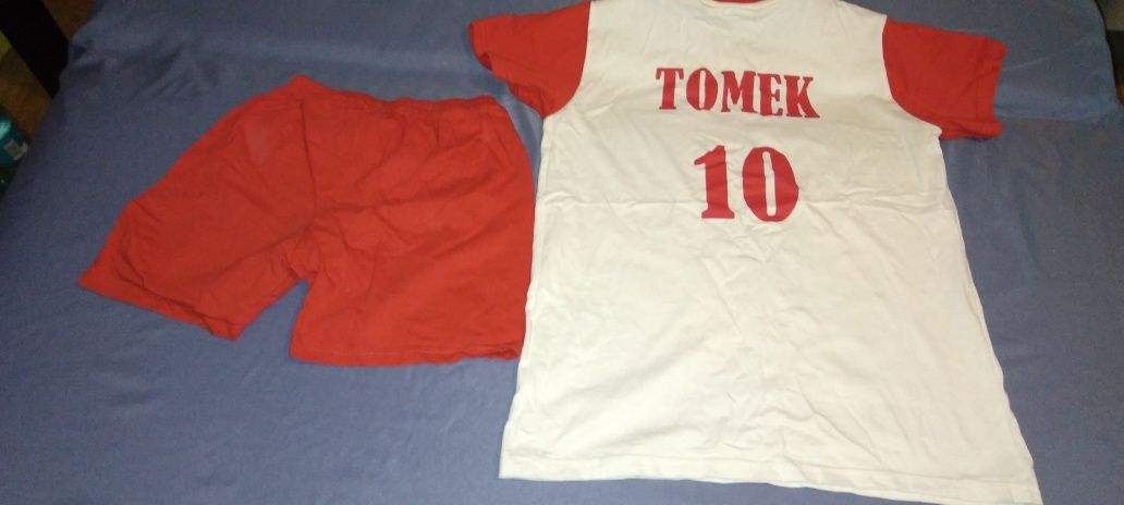 Stroj pilkarski Reprezentacji Polski z imieniem Tomek .