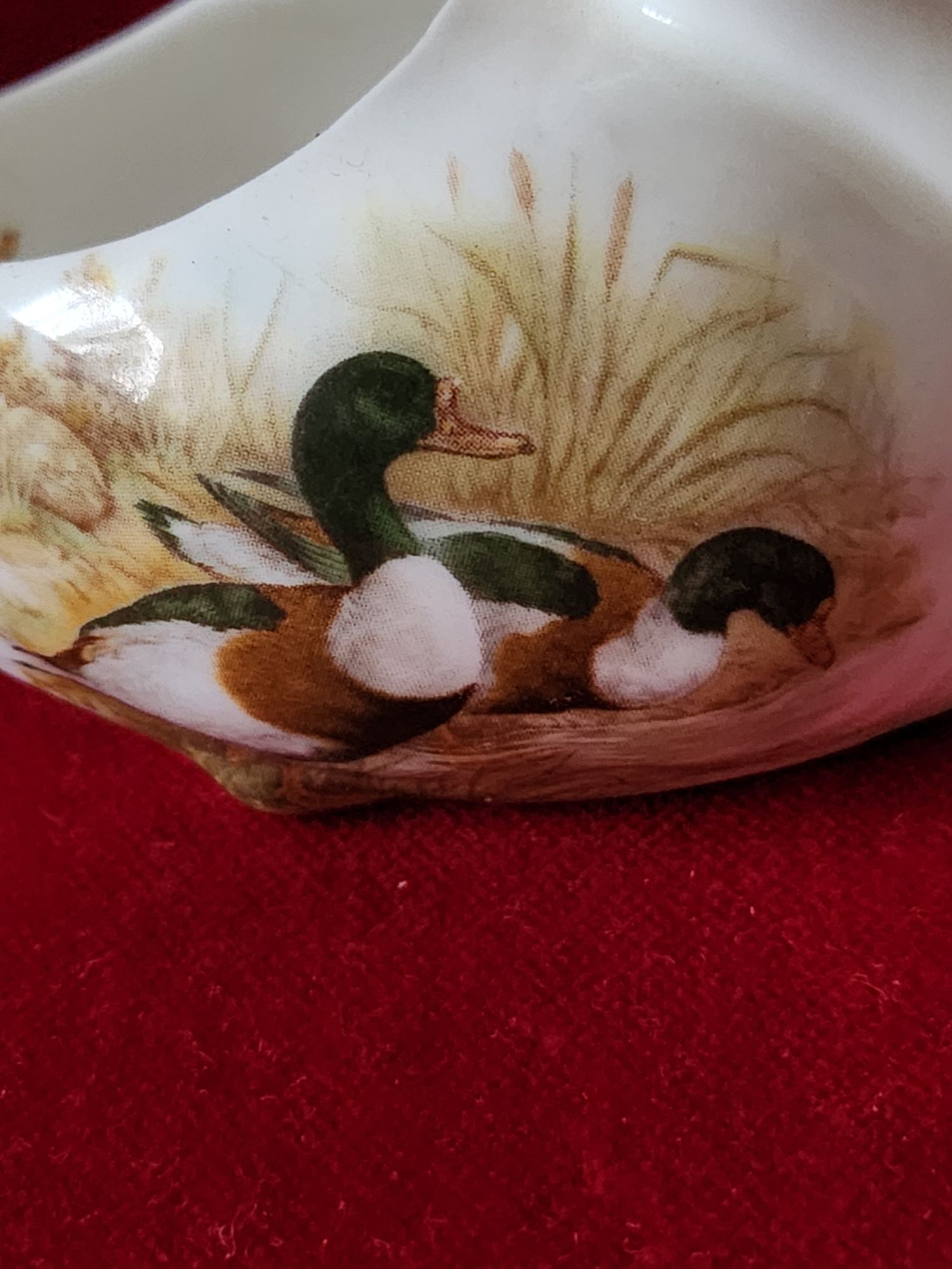 Figurki But ,Łabedz recz.malowane porcelana bone syg . angielska