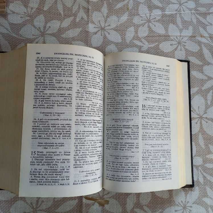 Pismo Święte Biblia Warszawska mały format  1989 -twarda okładka