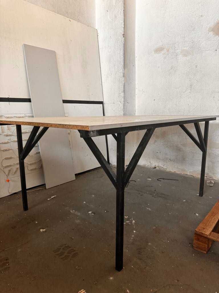 Stół z metalowym stelażem  183x102x81