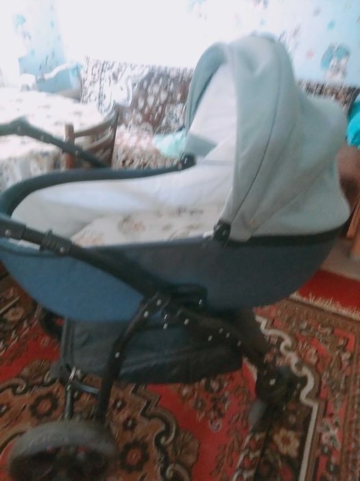 Продається дуже зручна дитяча коляска