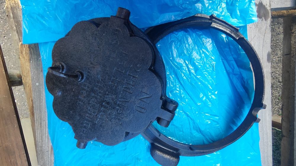 Żeliwna gofrownica z podstawą