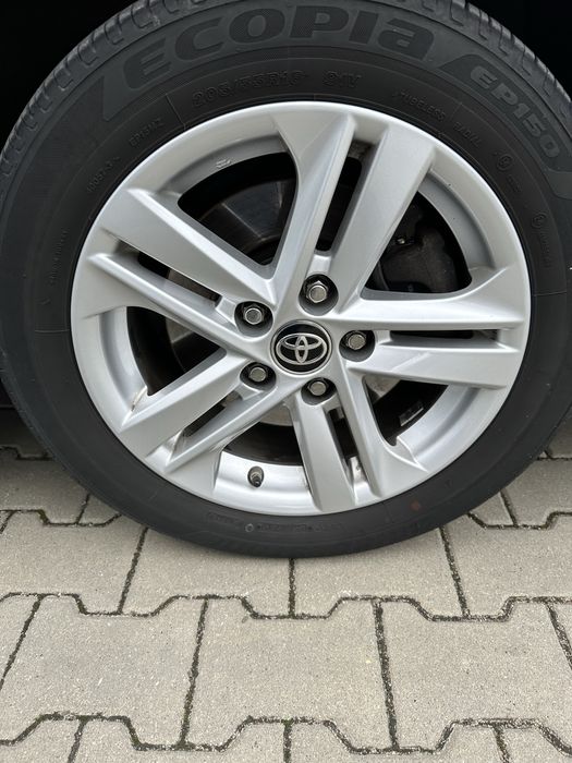 Oryg. Felgi Toyota Corolla 16 cal z oponami letnimi oraz czujnikami