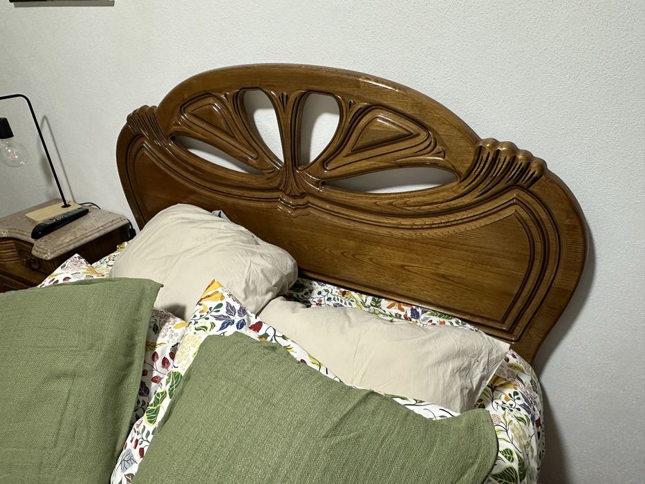 Quarto de casal de madeira maciça com mesinha cabeceira