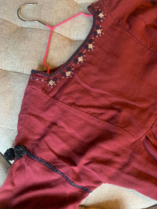 Vestido ZARA bordeuax com bordado