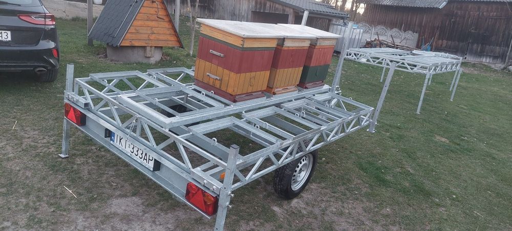Przyczepka platforma do przewozu uli wielkopolskich. 12 uli.