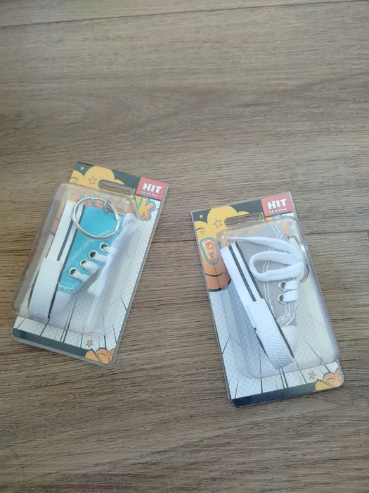 Brelok but bucik trampek