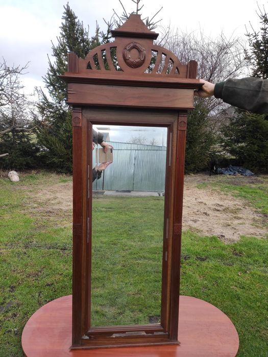 Lustro w starej drewnianej ramie stare drewniane lustro antyk antyczne