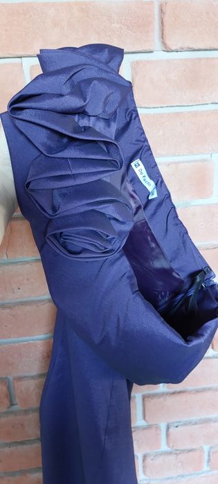 Sukienka na jedno ramię De Facto